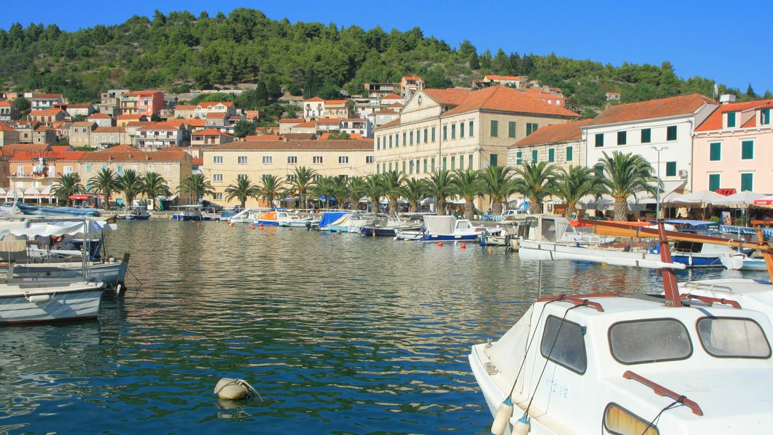 המפרץ של Vela Luka בקצה המערבי של Korčula