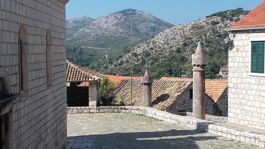 Lastovo Town והארובות האופייניות