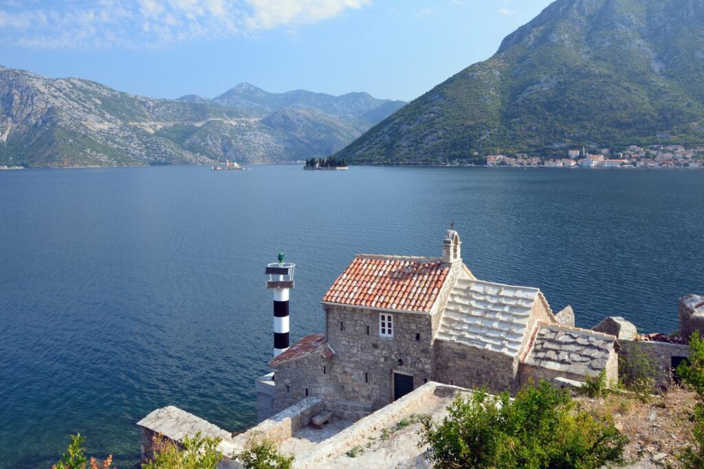 מפרץ Boka Kotorska במונטנגרו, מבט מכביש Lepetani עם Perast ברקע