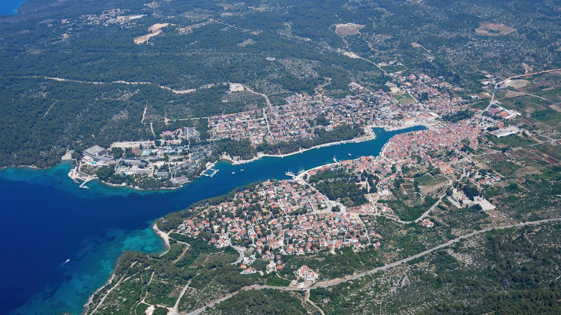 Stari Grad ב-Hvar והמפרץ הארוך שלה, מבט מהדרום